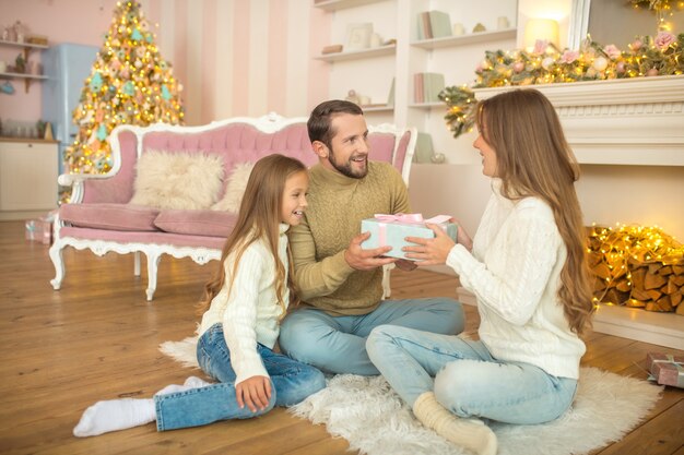 Familia feliz en casa durante la Navidad