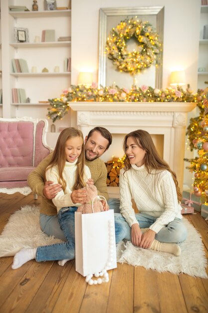 Familia feliz en casa durante la Navidad