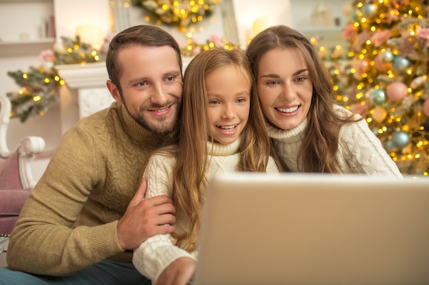 Familia feliz en casa durante la Navidad