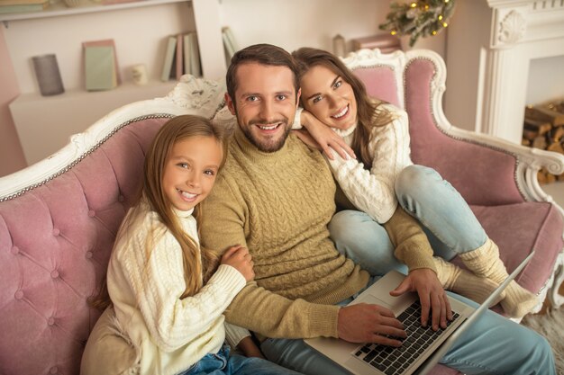 Familia feliz en casa durante la Navidad