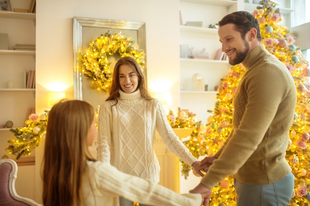 Familia feliz en casa durante la Navidad