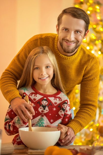 Familia feliz en casa durante la Navidad