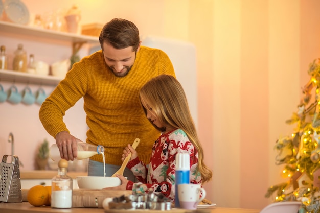 Familia feliz en casa durante la Navidad