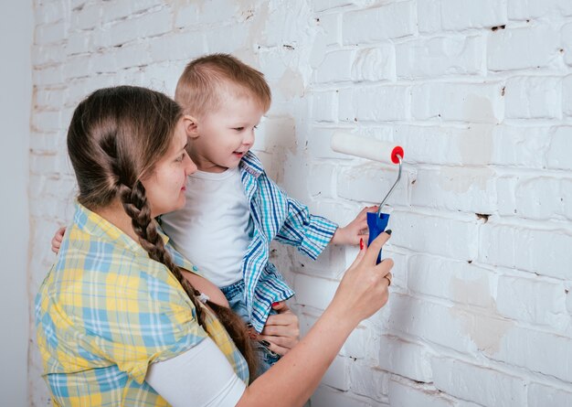 Familia feliz en casa nueva. Construcción y renovación