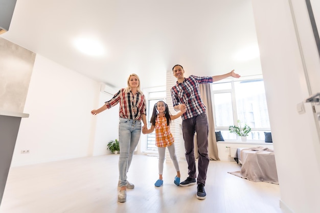 Familia feliz en casa nueva el día de la mudanza.