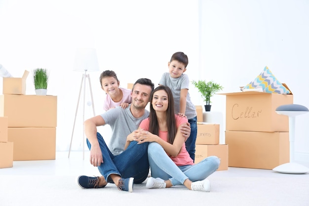 Familia feliz en casa nueva