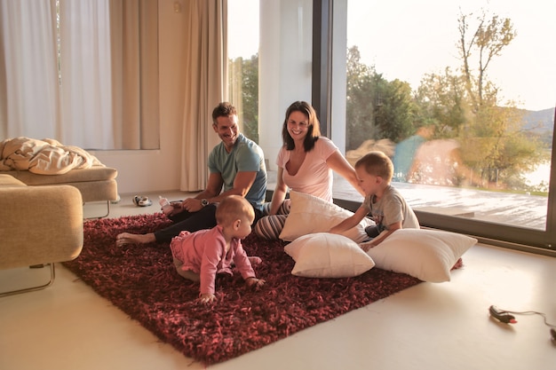 Familia feliz en casa