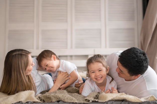 Familia feliz en casa