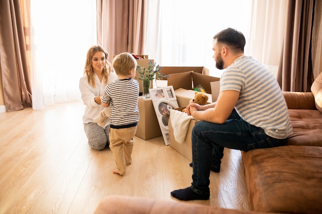 Familia feliz en casa