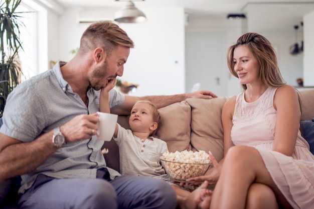 Familia feliz en casa