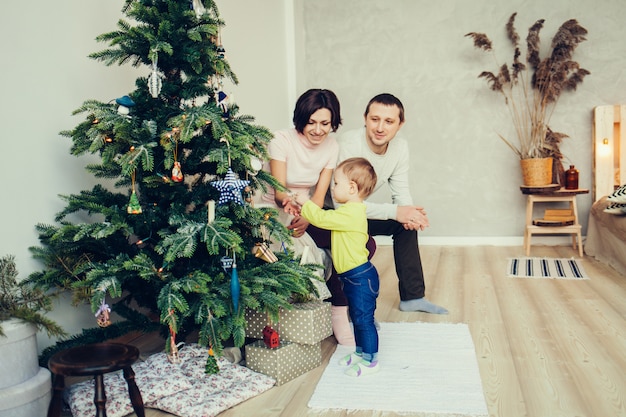 Familia feliz en casa