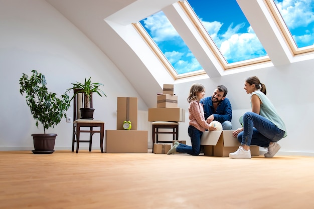 Família feliz caucasiana se mudando para um novo apartamento e desempacotando caixas juntos.
