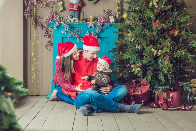 Familia feliz celebra la Navidad cerca del árbol de Navidad