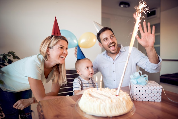 Familia feliz celebrando el cumpleaños de su hijo