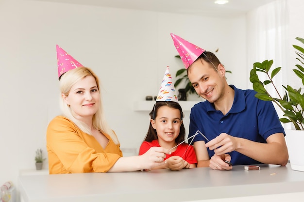 Familia feliz celebrando cumpleaños a través de Internet en tiempo de cuarentena, autoaislamiento y valores familiares, fiesta de cumpleaños en línea