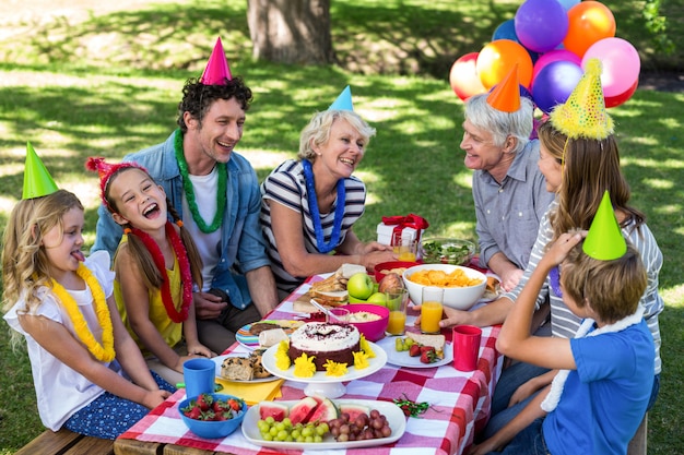 Foto familia feliz celebrando un cumpleaños