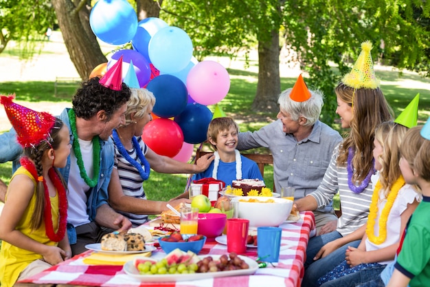 Familia feliz celebrando un cumpleaños