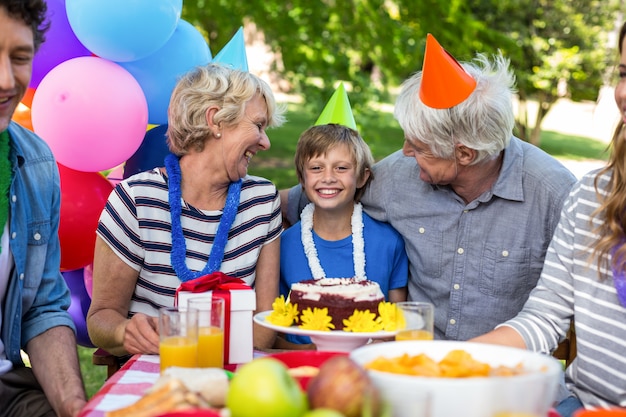 Familia feliz celebrando un cumpleaños