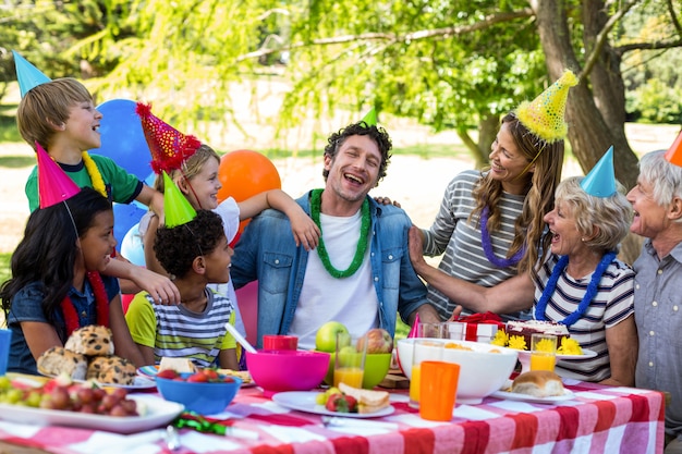 Familia feliz celebrando un cumpleaños