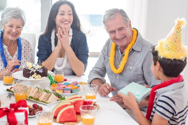 Familia feliz celebrando un cumpleaños