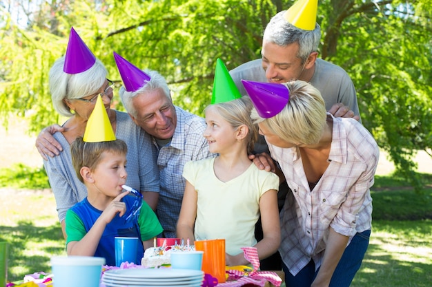 Familia feliz celebrando un cumpleaños