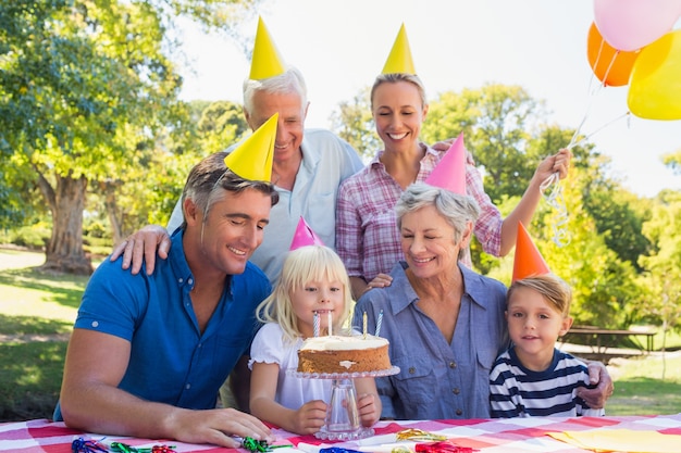 Familia feliz celebrando un cumpleaños