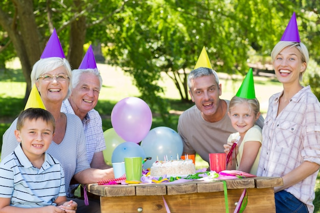 Familia feliz celebrando un cumpleaños