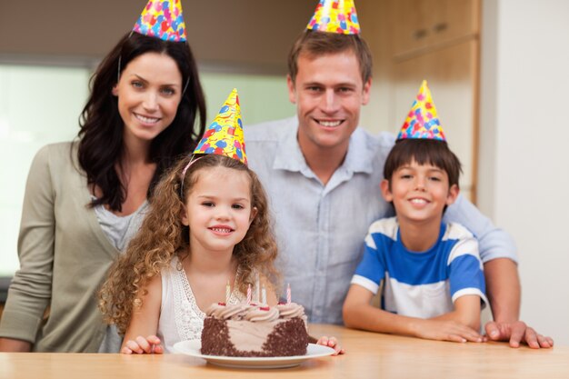 Familia feliz celebrando cumpleaños