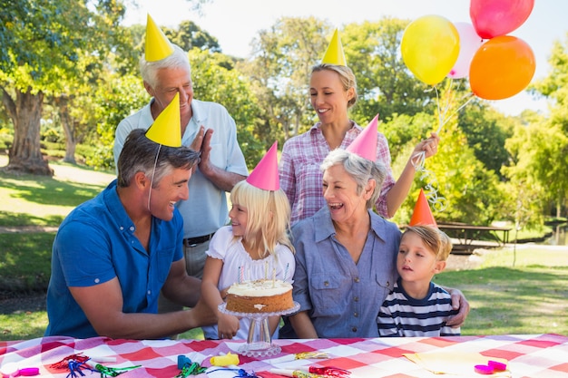 Familia feliz celebrando un cumpleaños