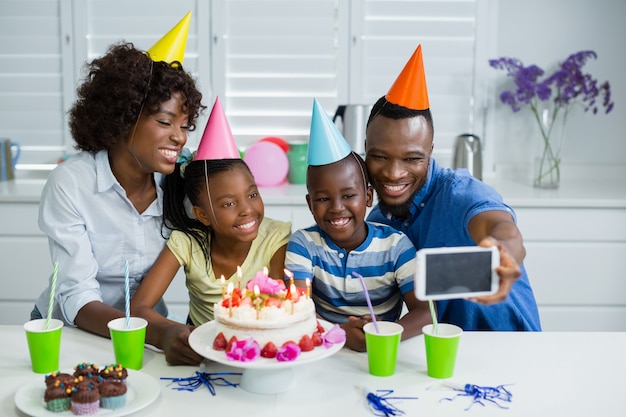 Familia feliz celebrando la fiesta de cumpleaños en casa