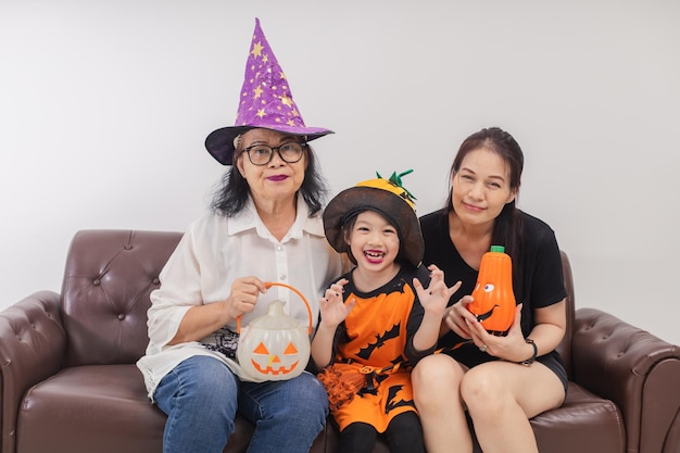 Familia feliz celebrando Halloween Abuela madre e hijo