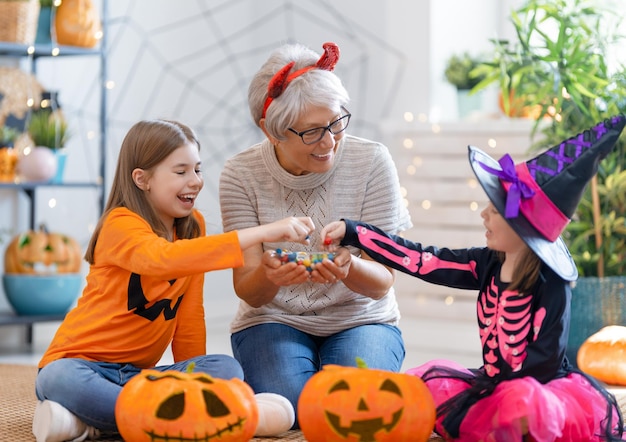 Familia feliz celebrando Halloween