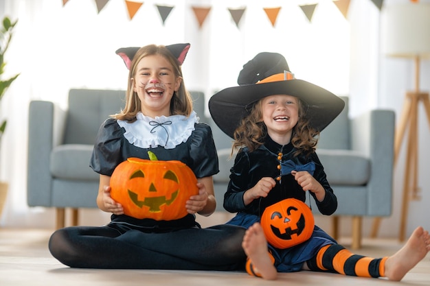 Familia feliz celebrando Halloween