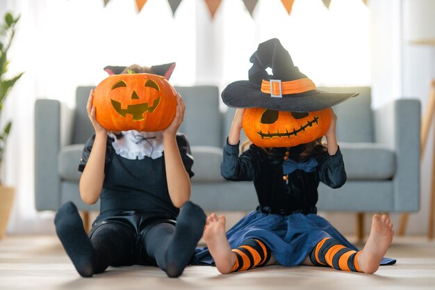 Familia feliz celebrando Halloween