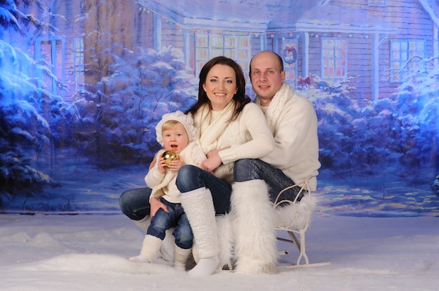 Familia feliz celebrando la Navidad juntos