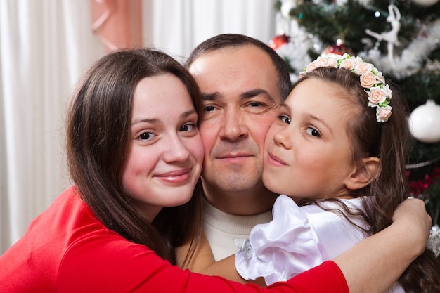 Foto familia feliz celebrando la navidad