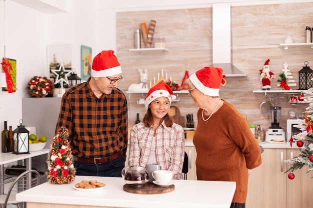 Familia feliz celebrando las vacaciones de invierno disfrutando de la temporada navideña