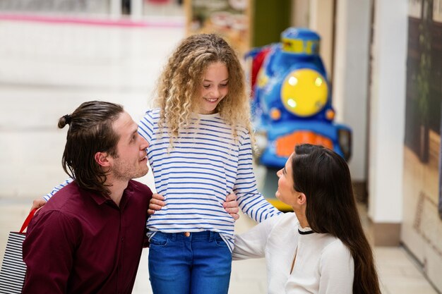 Familia feliz en centro comercial