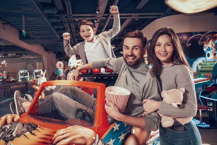 Foto familia feliz en el centro de diversión tiempo divertido.