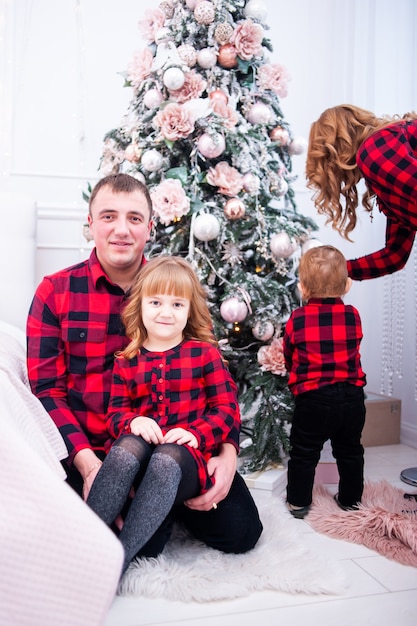 Familia feliz, cerca, árbol de navidad