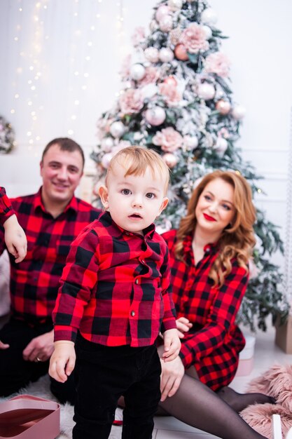 Foto familia feliz, cerca, árbol de navidad