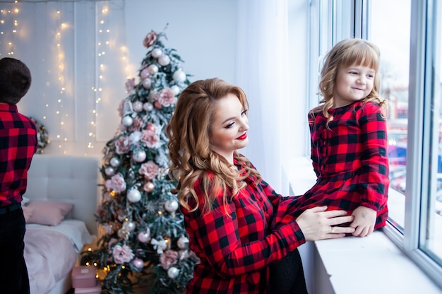 Familia feliz, cerca, árbol de navidad