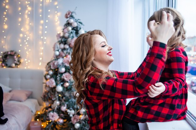 Familia feliz, cerca, árbol de navidad