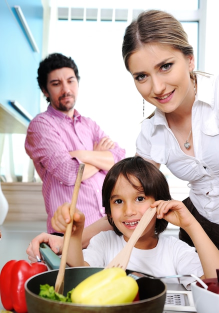 Familia feliz en la cocina cocinando juntos