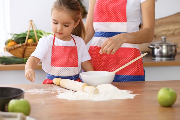 Familia feliz en la cocina Madre e hija cocinando pastel de vacaciones o galletas para el día de la madre