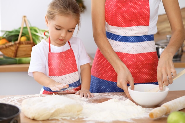 Familia feliz en la cocina Madre e hija cocinando pastel de vacaciones o galletas para el día de la madre