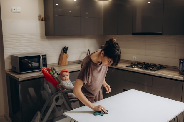 Familia feliz en la cocina Madre e hija están preparando las verduras y frutas