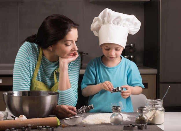 Familia feliz en la cocina Madre e hijo con sombrero de chef