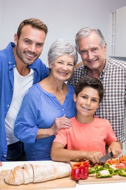 Familia feliz en la cocina