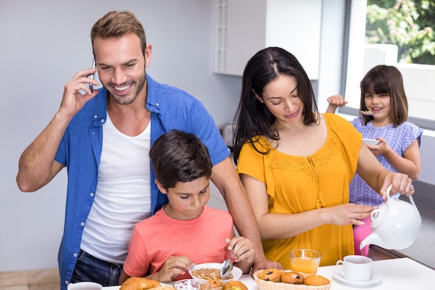 Familia feliz en la cocina